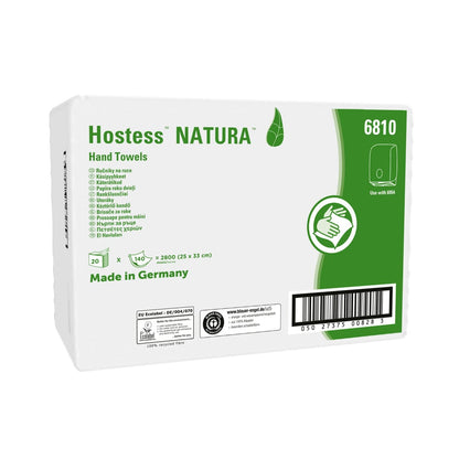 Obdĺžniková biela škatuľa Kimberly-Clark Hostess™ NATURA™ C-sklad uterákov (biela, M), so zeleným textom a grafikou, obsahuje 20 balíčkov po 140 listov na kartón. Vyrobené v Nemecku, podrobnosti a certifikácie sú uvedené na obale.
