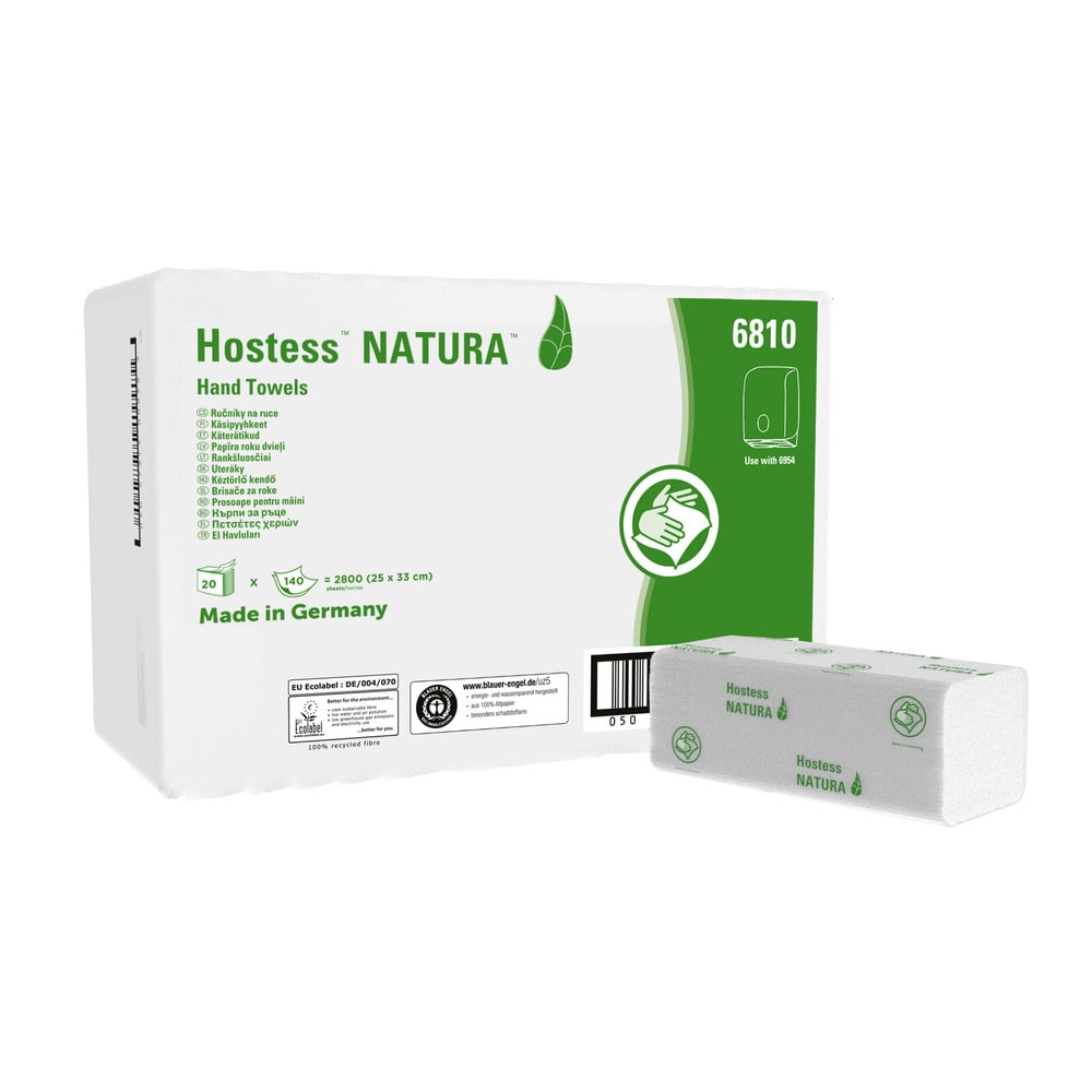 Biela škatuľa Hostess™ NATURA™ C-sklad uterákov od Kimberly-Clark GmbH je vybavená zeleným textom a logom listu a obsahuje 20 balíčkov (po 140 listov). Vyrobené v Nemecku, ekologické, s údajmi o produkte a pokynmi na použitie na škatuli.