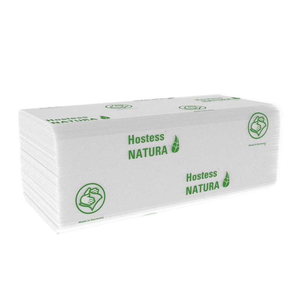 Stoh zložených bielych Hostess™ NATURA™ C-sklad uterákov od Kimberly-Clark GmbH so zelenou grafikou listov, symbolom palec hore, textom „Vyrobené v Nemecku“ a ekologickým značkovaním. 20 x 140 listov na kartón.