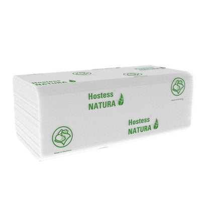Stoh zložených bielych Hostess™ NATURA™ C-sklad uterákov od Kimberly-Clark GmbH so zelenou grafikou listov, symbolom palec hore, textom „Vyrobené v Nemecku“ a ekologickým značkovaním. 20 x 140 listov na kartón.