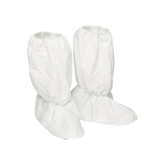 Ein Paar weiße KleenGuard® A40 leichte Überziehstiefel mit Sohle von Kimberly-Clark GmbH, Universalgröße, Einweg-Schutzhüllen, aufrecht auf weißem Hintergrund abgebildet. Die Schachtel enthält 100 Überziehstiefel.