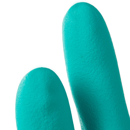 Nahaufnahme von zwei tealfarbenen, strukturierten KleenGuard® G80 Nitril-Chemikalienschutzhandschuhen mit langer Stulpe (45 cm) von Kimberly-Clark GmbH auf weißem Hintergrund, die ihre robusten Chemikalienschutz-Eigenschaften zeigen.