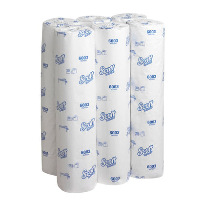 Šesť roliek Scott® EXTRA lekárske rolky - Biela od Kimberly-Clark GmbH z prémiového papiera, v bielom obale s modrým písmom a logami, usporiadané vzpriamene vedľa seba.