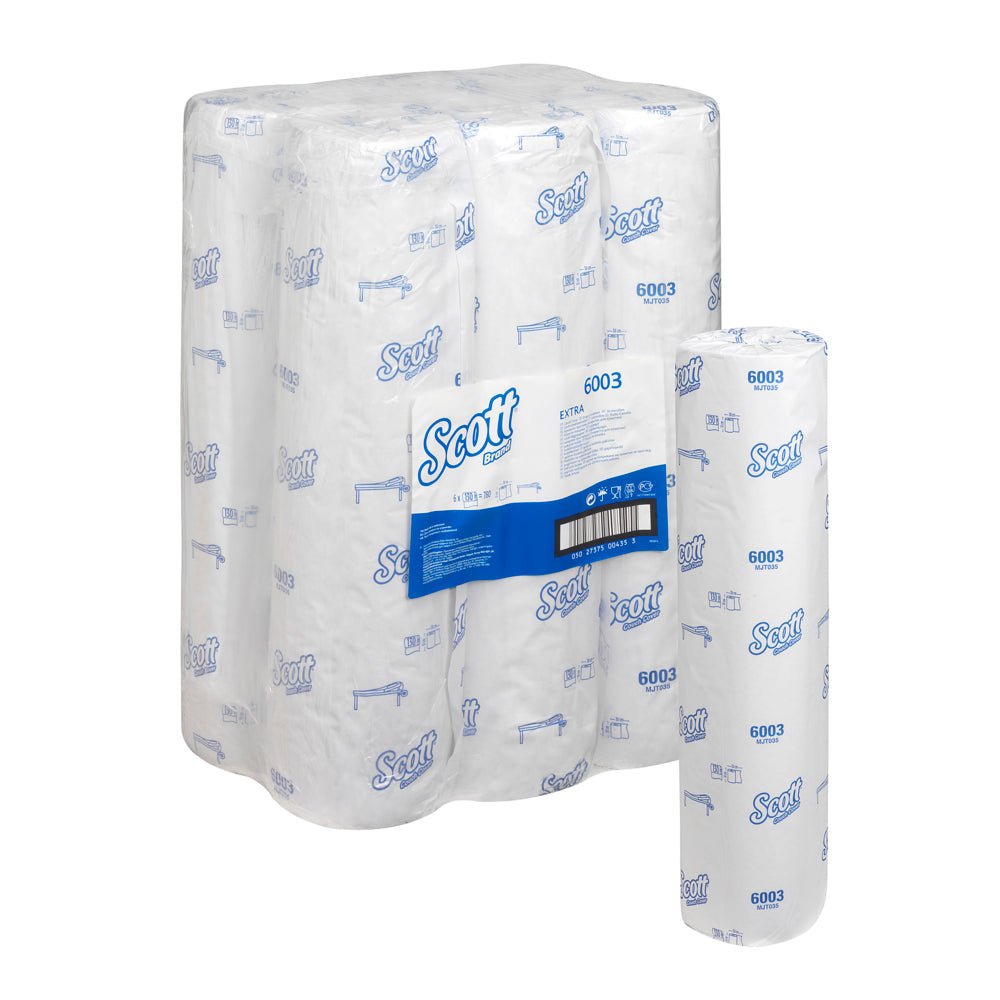 Balenie Scott® EXTRA lekárske rolky - Biela od Kimberly-Clark GmbH so šiestimi rolkami v bielom obale, modrým logom Scott a informáciami o produkte - ideálne pre medicínske oblasti s spoľahlivou savosťou. Jednotlivo zobrazená rolka vedľa hlavného balenia.