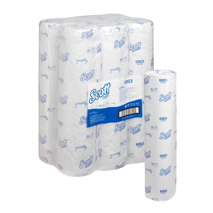Balenie Scott® EXTRA lekárske rolky - Biela od Kimberly-Clark GmbH so šiestimi rolkami v bielom obale, modrým logom Scott a informáciami o produkte - ideálne pre medicínske oblasti s spoľahlivou savosťou. Jednotlivo zobrazená rolka vedľa hlavného balenia.
