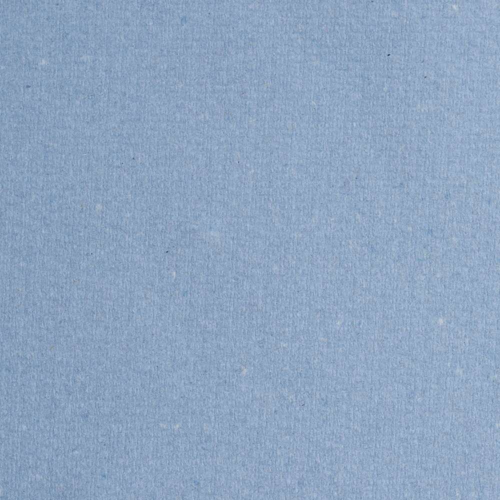 Detailný záber papierového uteráka WypAll® L20 na údržbárske práce veľká rolka od Kimberly-Clark GmbH ukazuje štruktúrovaný modrý povrch s jemnými vláknami a jemnými farebnými variáciami, ktoré zdôrazňujú jeho kvalitu pre priemyselné použitie.
