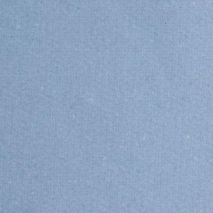 Detailný záber papierového uteráka WypAll® L20 na údržbárske práce veľká rolka od Kimberly-Clark GmbH ukazuje štruktúrovaný modrý povrch s jemnými vláknami a jemnými farebnými variáciami, ktoré zdôrazňujú jeho kvalitu pre priemyselné použitie.