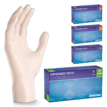 Bábková ruka stojí vzpriamene vedľa štyroch škatúľ ARNOMED VINYL PF citlivé jednorazové rukavice z vinylu od ARNOWA GmbH vo veľkostiach S, M, L, XL. Stredná škatuľa je vpredu. Rukavice bez latexu sú ideálne pre presnú prácu.