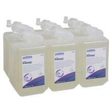 Sechs transparente 1-Liter-Kassetten Kleenex® Sanfte Waschlotion der Kimberly-Clark GmbH sind in zwei Reihen angeordnet und zeigen jeweils den Markennamen und die Produktangaben auf dem Etikett; die Packung enthält 6 Kassetten pro Karton.