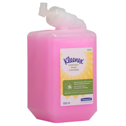 Eine 1-Liter-Kassette Kleenex® Normale Waschlotion rosa von Kimberly-Clark GmbH, konzipiert für Aquarius-Spender. Das Etikett ist mit einem gelben Sonnenschliff und Produktangaben versehen. Verkauft als 6 Kassetten pro Karton (6 Kartuschen).