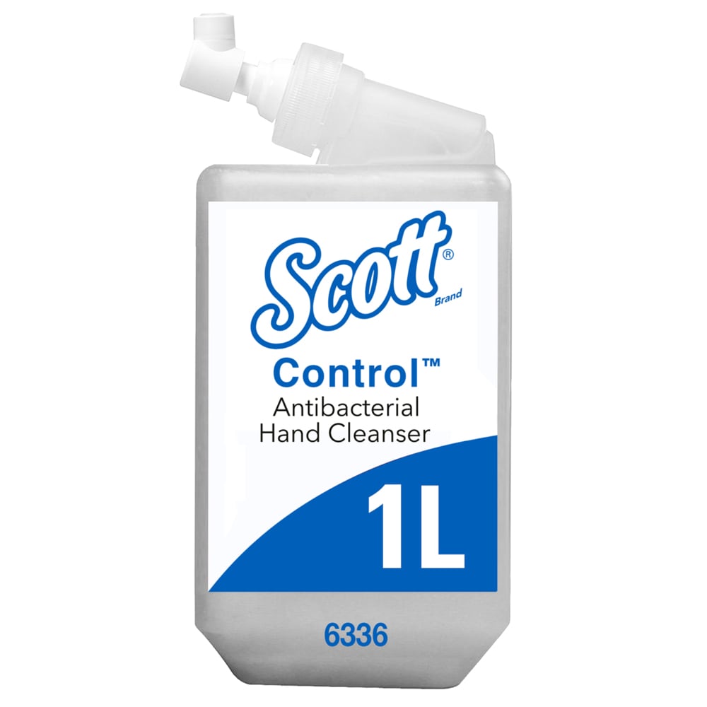 Priehľadná 1-litrová kazeta Scott® Control™ antibakteriálny čistič rúk od Kimberly-Clark GmbH na hygienické čistenie rúk; dodávaná v kartóne so 6 kazetami, z ktorých každá nesie názov výrobku a značky na svojom štítku.