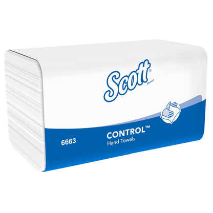 Balenie Scott® CONTROL™ skladacích uterákov - biela (15 klipov x 212 listov) od Kimberly-Clark GmbH je zobrazené v prevažne bielom obale s modrým dnom, ktoré zdôrazňuje hygienické sušenie rúk so savým papierom.