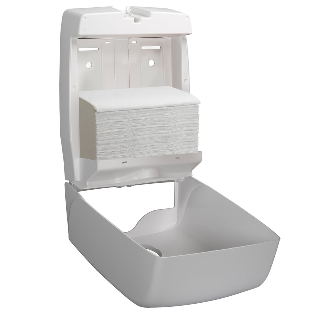 Biely, na stenu namontovaný dávkovač sa dá otvoriť a odhaľuje pohľad na Scott® CONTROL™ skladacie uteráky - biela (15 klipov x 212 listov | kartón) od Kimberly-Clark GmbH, pričom spodný kryt je naklonený, aby uľahčil prístup k hygienickým uterákom.