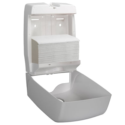 Biely, na stenu namontovaný dávkovač sa dá otvoriť a odhaľuje pohľad na Scott® CONTROL™ skladacie uteráky - biela (15 klipov x 212 listov | kartón) od Kimberly-Clark GmbH, pričom spodný kryt je naklonený, aby uľahčil prístup k hygienickým uterákom.