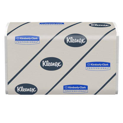 Pravouhlý stoh Kleenex® Ultra™ utierok - Interfold / Biela od spoločnosti Kimberly-Clark GmbH, v bielom balení s opakovane vytlačenými modrými logami "Kleenex" a "Kimberly-Clark Professional". Krabica obsahuje 30 balení po 94 listov.