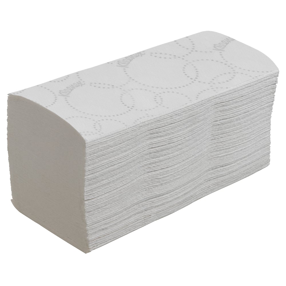 Stoh Kleenex® Ultra™ Interfold skladaných uterákov (biele, 15 klipov x 96 listov) od spoločnosti Kimberly-Clark GmbH s jemným bodkovaným okrajovým vzorom, ideálne na hygienické sušenie rúk, znázornené pred jednoduchým bielym pozadím.