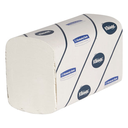 Stoh Kleenex® Ultra™ utierok Interfold, veľké, biele, 30 klipov x 94 listov v kartóne (30 balení) od spoločnosti Kimberly-Clark GmbH je vidieť v značkovom balení na bielom pozadí.