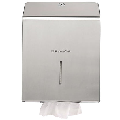 Dávkovač uterákov Kimberly-Clark Professional™ z nehrdzavejúcej ocele od Kimberly-Clark GmbH je namontovaný na stene a zabezpečuje hygienické sušenie rúk s viditeľným bielym papierovým uterákom v dolnom výdajnom otvore.