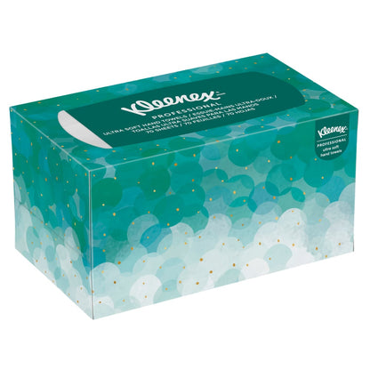 Die Kleenex® Ultra™ Handtücher Interfold (70 Stück, Weiß, Mittel) von Kimberly-Clark GmbH kommen in einer rechteckigen Schachtel mit abstraktem Design in Teal/Blau und goldenen Akzenten, die über einen weißen Tissue-Schlitz verfügt - ideal für hygienische Hände im professionellen Bereich.