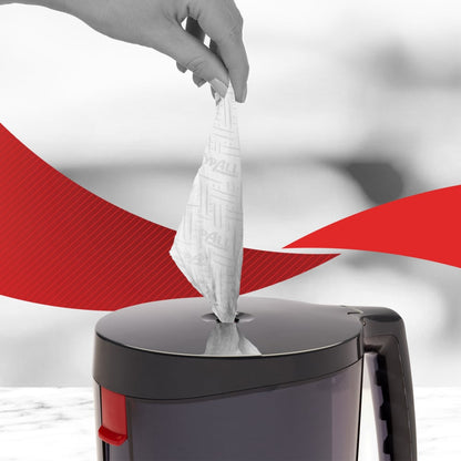 Ruka ťahá WypAll® Reach™ papierovú utierku na potraviny a hygienu - centrálny odber od Kimberly-Clark GmbH z čierno-sivého držiaka a tým zabezpečuje hygienu - ideálne pre potravinárske prevádzky.