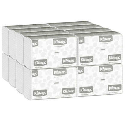 Kartón s 16 baleniami Kleenex® uterákov MultiFold Biele, každé s logom Kleenex a svetlošedým vzorom, od Kimberly-Clark GmbH - ideálne pre umyvárne, ktoré potrebujú spoľahlivé multifunkčné uteráky (16 x 150 listov).