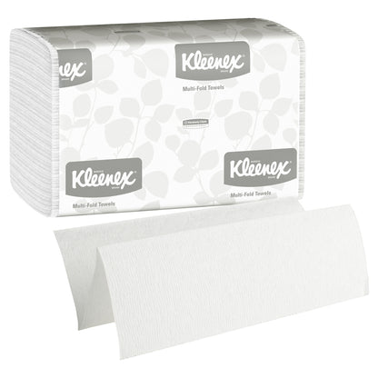 Stoh bielych Kleenex® uterákov - MultiFold (16 klipov x 150 listov) od Kimberly-Clark GmbH je zobrazený v čiastočne otvorenom balení s listovým vzorom a logom Kleenex. Jeden uterák je nerozložený, ideálny pre umyvárne.