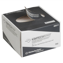 Na obrázku je bielo-sivá krabička s odtrhávacími utierkami Kimtech® Science od spoločnosti Kimberly-Clark GmbH (malá, 30 krabičiek po 286 utierok), z ktorej je čiastočne vytiahnutá utierka, na ktorej je vyobrazená ochranná známka a informácie o produkte.