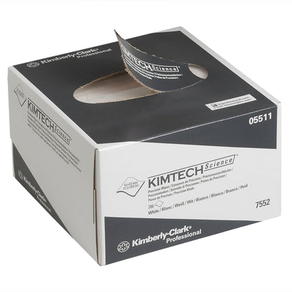 Abgebildet ist eine weiß-graue Kimberly-Clark GmbH Kimtech® Science Präzisionstücher Zupfbox (klein, 30 Boxen x 286 Tücher) mit einem teilweise herausgezogenen Wischtuch, auf dem das Markenzeichen und die Informationen zum Produkt abgebildet sind.