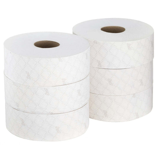 Sechs weiße Rollen Scott® ESSENTIAL™ Jumbo Toilettenpapier der Kimberly-Clark GmbH mit je 1.053 Blatt und dezentem Rautenmuster sind vor einem schlichten weißen Hintergrund gestapelt. Karton enthält 6 Rollen.