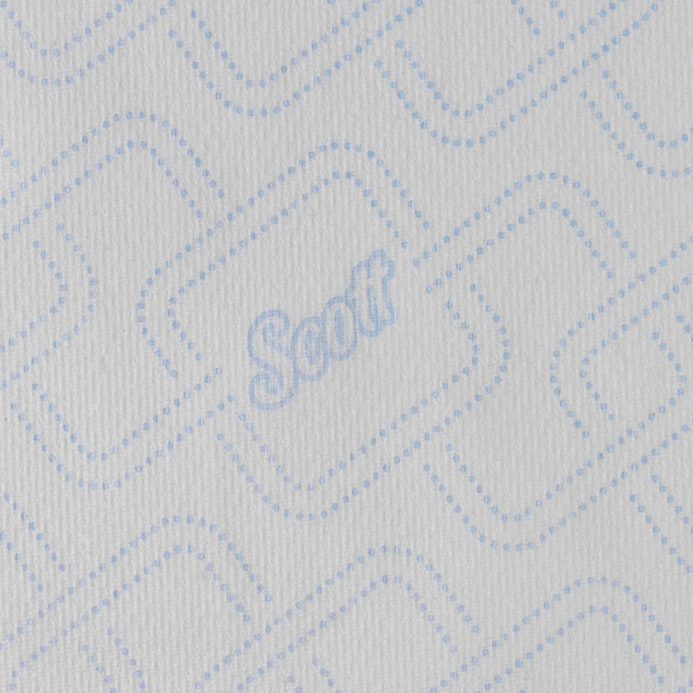 Detailný záber Scott® Control™ utierky - rolka / biela od Kimberly-Clark GmbH ukazuje modré geometrické body, logo "Scott" a textúru bieleho papierového uteráka, ktoré podčiarkujú jeho hygienickú účinnosť pri sušení rúk.