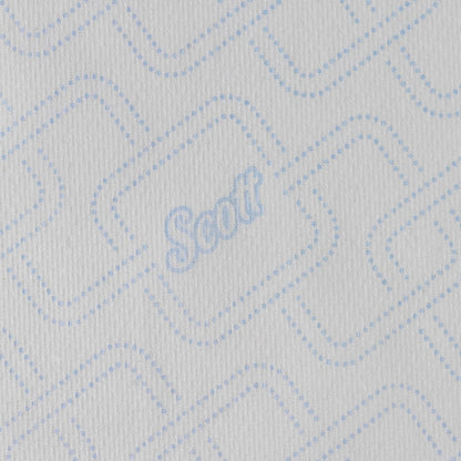 Detailný záber Scott® Control™ utierky - rolka / biela od Kimberly-Clark GmbH ukazuje modré geometrické body, logo "Scott" a textúru bieleho papierového uteráka, ktoré podčiarkujú jeho hygienickú účinnosť pri sušení rúk.