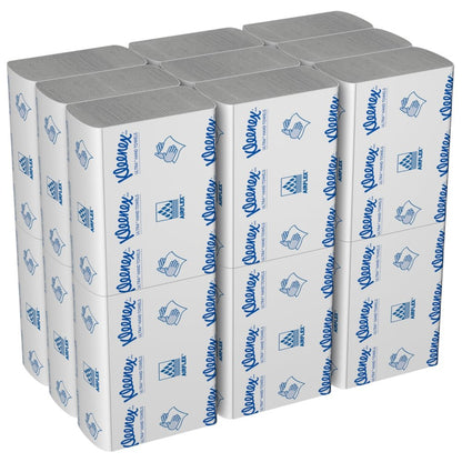 Kartón Kleenex® Ultra™ papierových utierok od Kimberly-Clark GmbH obsahuje 18 bielych balení MultiFold s 150 listami s modrými textami a symbolmi na obale.