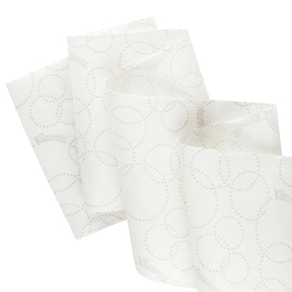 Časť Kleenex® Ultra™ rolkových utierok, 2-vrstvová, biela s jemne bodkovanými kruhmi a "Kleenex"-logom, od Kimberly-Clark GmbH, zobrazená ako hygienické riešenie utierky. Balenie: 6x200m roliek na kartón.