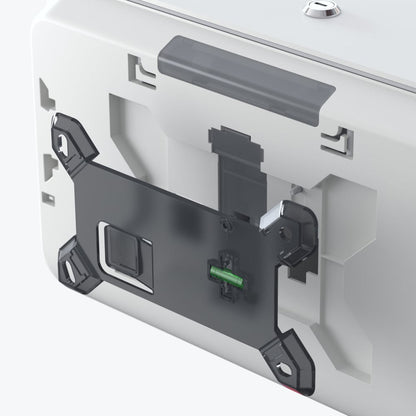 Detailný záber na zadnú stranu Kimberly-Clark Professional™ Icon™ zásobníka toaletného papiera - malé role od Kimberly-Clark GmbH, ktorý zobrazuje čierny držiak a viditeľné vnútorné komponenty vrátane zeleného konektora.