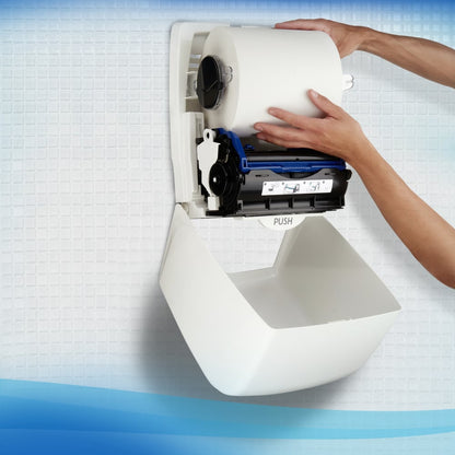 Osoba inštaluje Scott® Control™ utierky - rolka / biela od Kimberly-Clark GmbH do nástenného zásobníka na obloženú stenu pre hygienické sušenie rúk.
