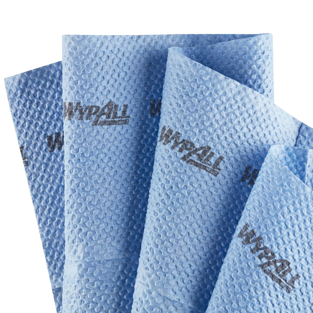 Štyri modré, odolné WypAll® ForceMax utierky (33,5 x 34,5 cm) od Kimberly-Clark GmbH, každá s čiernym logom "WypAll" potlačené, štvrtinovo zložené a prekrývajúce sa vedľa seba na bielom pozadí.
