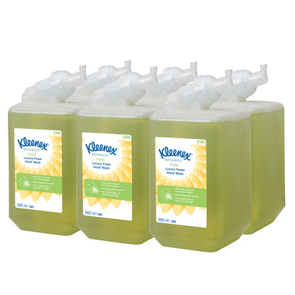Sechs 1-Liter-Kassetten Kleenex® Botanics™ Luxury Foam Hand Wash von Kimberly-Clark GmbH, jeweils mit grüner Flüssigkeit und weiß/grünem Etikett, sind in zwei Dreierreihen angeordnet. Verpackung: Schachtel mit 6 Kartuschen.