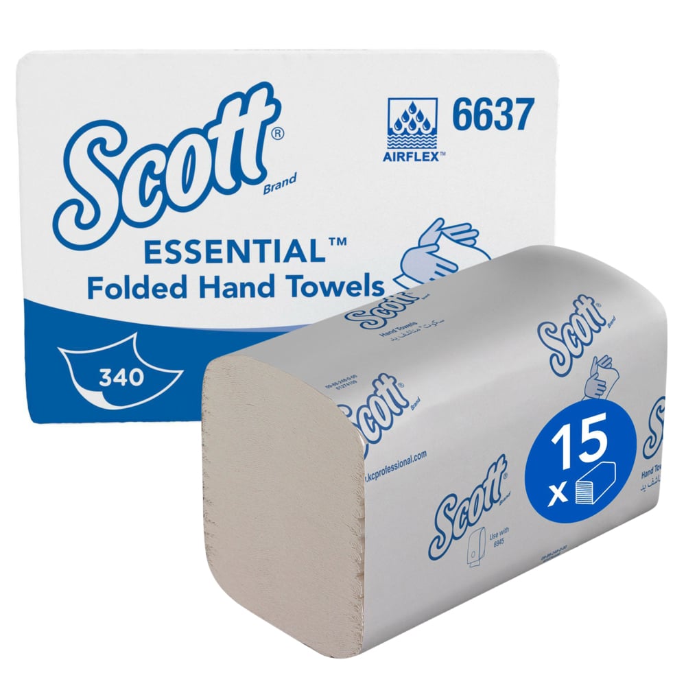 Ein Karton Scott® Essential™ Handtücher Interfold (weiß, klein) der Kimberly-Clark GmbH enthält 15 Packungen mit je 340 Blatt, die neben der mit dem Scott-Logo beschrifteten Schachtel zum hygienischen Händetrocknen gestapelt sind.