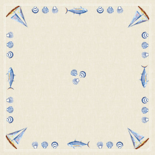 Die Dunicel Mitteldecke 84x84 cm von Duni GmbH hat eine beigefarbene quadratische Bordüre mit Segelbooten, Fischen und Muscheln. Ideal als hochwertige Tischdeko in Tide, mit drei Muscheln und einer großen freien Fläche in der Mitte. Packung: 20 Stück.