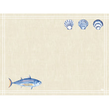 Ein beige strukturiertes Dunicel-Set (30x40 cm) der Duni GmbH im Design "Tide": dünne weiße Ränder, blaue Fische (unten links), drei blaue Muscheln (oben rechts). Ideal für die festliche Tischdekoration. Die Mitte bleibt frei. Packung mit 100 Stück.