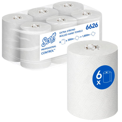 Šesť bielych roliek Scott® CONTROL EXTRA STRONG utierok od Kimberly-Clark GmbH je zabalených spolu v priehľadnom obale, pričom predná rolka nesie modrý symbol "6x". Tieto extra silné papierové utierky sú dodávané ako 6 roliek na kartón pre profesionálne použitie.