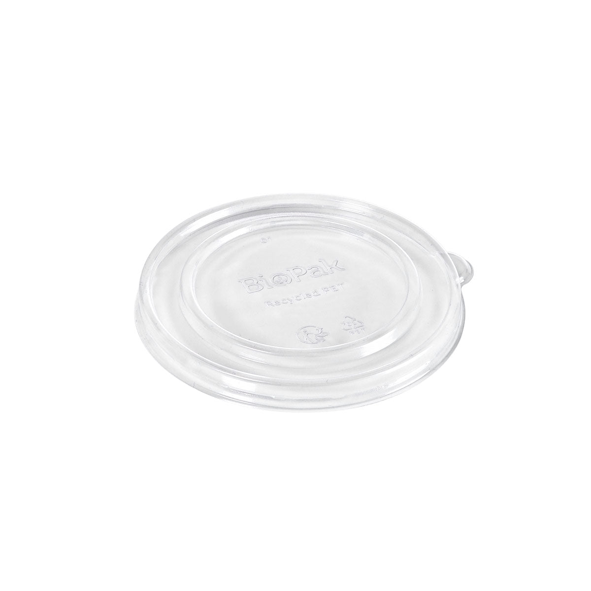 Priehľadný, okrúhly kartónový kryt SLIM RPET 129x120x12 mm od spoločnosti Duni GmbH, vyrobený z recyklovaného PET, má malú bočnú klapku a vyrazené symboly recyklácie. Ekologický kryt je zobrazený na bielom pozadí (balenie: 35 kusov).