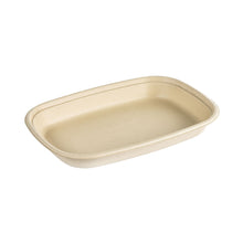 Eine beige Cube Bowl 800 ml von Duni GmbH aus Braun Bagasse, PBAT/PLA-beschichtet (249x172x30 mm), rechteckig mit abgerundeten Ecken und erhöhten Rändern, auf weißem Hintergrund. Packung: 40 Stück.