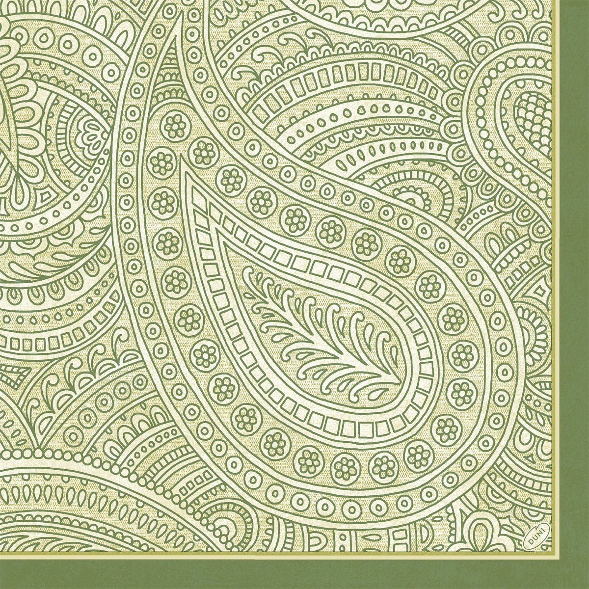 Die Duni GmbH Servietten 40x40 4-lagig Klassik Paisley zeigen ein elegantes, grünes Paisleymuster mit Blumen- und Rankenmotiven, eingefasst in kräftigem Grün. Jede Packung enthält 50 strapazierfähige Servietten, perfekt für stilvoll gedeckte Tische.