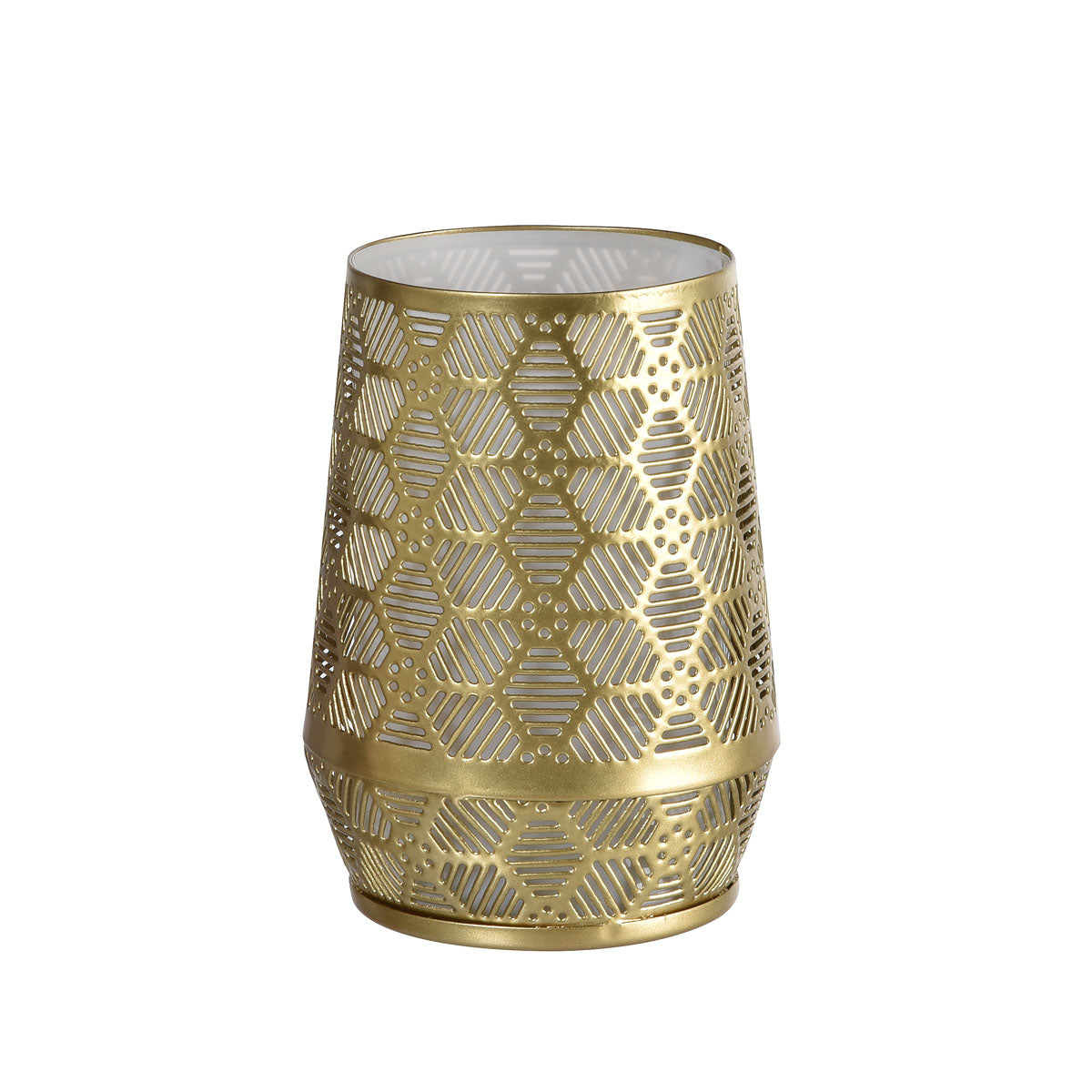 Der Duni GmbH Kerzenhalter Metall, 7,5x10cm Anoush, ist ein eleganter Tischdeko Halter in Gold mit geometrischem hexagonalen Muster und weißem Innenraum - perfekt zur stilvollen Dekoration von Wohnräumen.