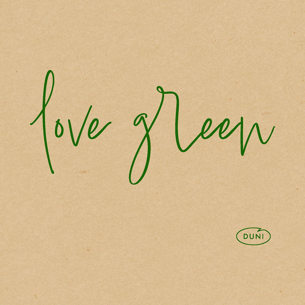 Grüner kursiver Text mit der Aufschrift "love green" erscheint auf einem braunen Papierhintergrund. Rechts unten ist ein kleines grünes ovales Logo mit "DUNI" zu sehen, das den Bio-Dunisoft-Serv hervorhebt. 20x20cm umweltfreundliche Servietten von Duni GmbH.