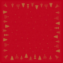 Die Bio-Dunicel-Mitteldecke 84x84cm Shimmer Trees von Duni GmbH hat ein rotes, quadratisches Design mit goldenen Weihnachtsbaumrändern und verstreuten goldenen Sternen - perfekt für eine umweltfreundliche Festtagstischdecke. Packung: 20 Stück.