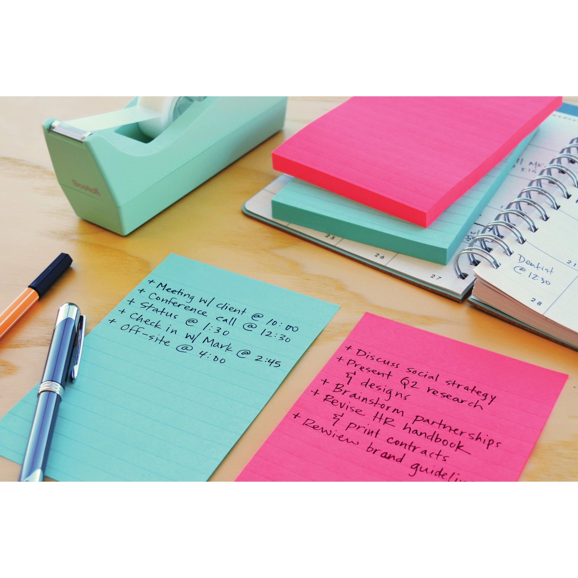 Ein Schreibtisch mit Stift, Klebebandabroller, Planer und 3M Post-it® Super Sticky Notes im Großformat (liniert, 101 x 152 mm), auf dem die täglichen Termine und Aufgaben wie Meetings, Anrufe, soziale Strategie, HR-Überprüfung und Partnerschafts-Brainstorming aufgeführt sind.