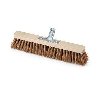 Der Nölle Profi Brush Saalbesen Poly-Kokos mit Metallstielhalter von Nölle Profi Brush Bürsten- & Pinseltechnik e.K. verfügt über steife braune Borsten, einen Holzblock und einen Metallstielhalter, abgebildet auf weißem Hintergrund.
