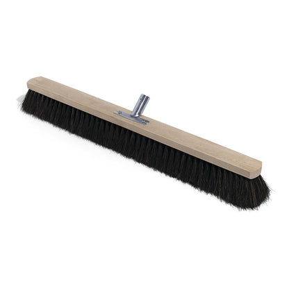 Nölle Profi Brush Saalbesen Arenga s kovovým držiakom od Nölle Profi Brush Bürsten- & Pinseltechnik e.K. má širokú, obdĺžnikovú drevenú základňu, čierne štetiny a odolný kovový držiak na jednoduché upevnenie.